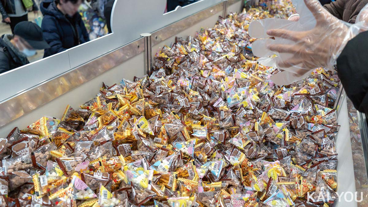 どっさりと用意されたお菓子たち／撮影、ぼかしは編集部