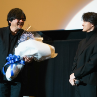 神木隆之介さんから花束を渡されて笑顔の細田監督