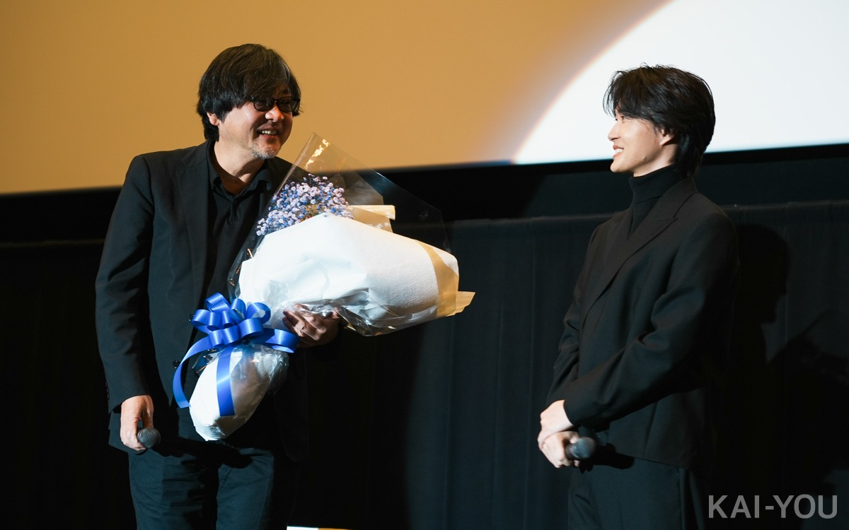 神木隆之介さんから花束を渡されて笑顔の細田監督
