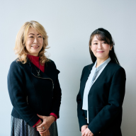 ライターの亀山早苗さん（左）と「ヒールメイト」運営会社代表の磯野妙子さん（右）