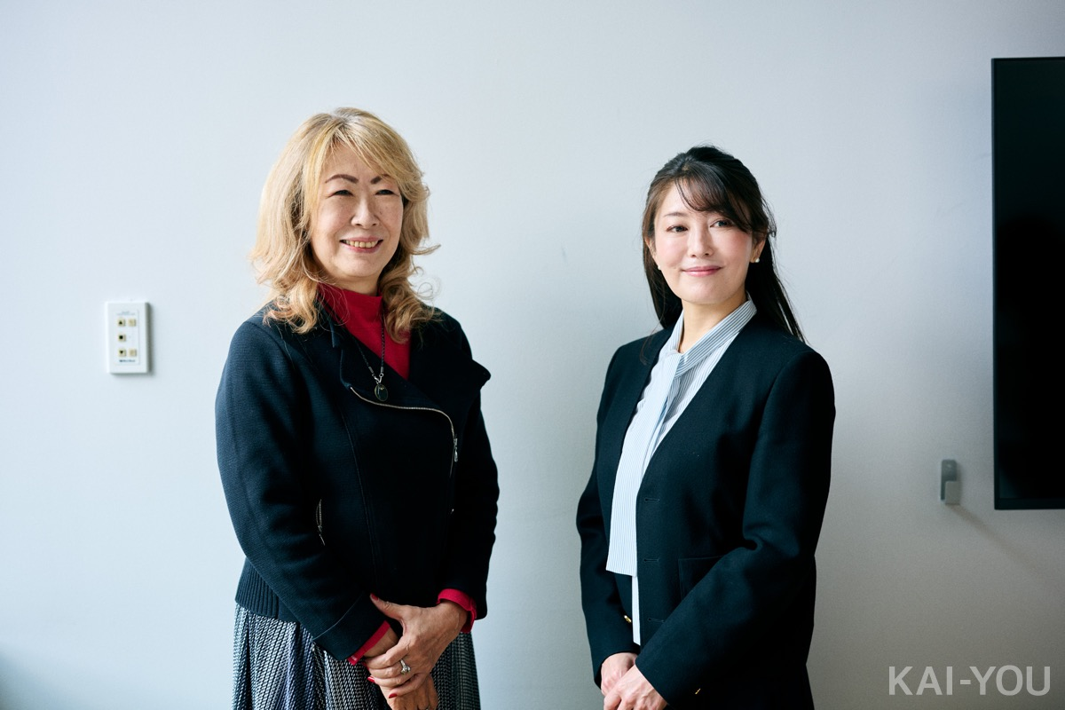 ライターの亀山早苗さん（左）と「ヒールメイト」運営会社代表の磯野妙子さん（右）