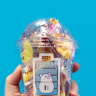 カップにパンパンのお菓子をゲット／撮影は編集部