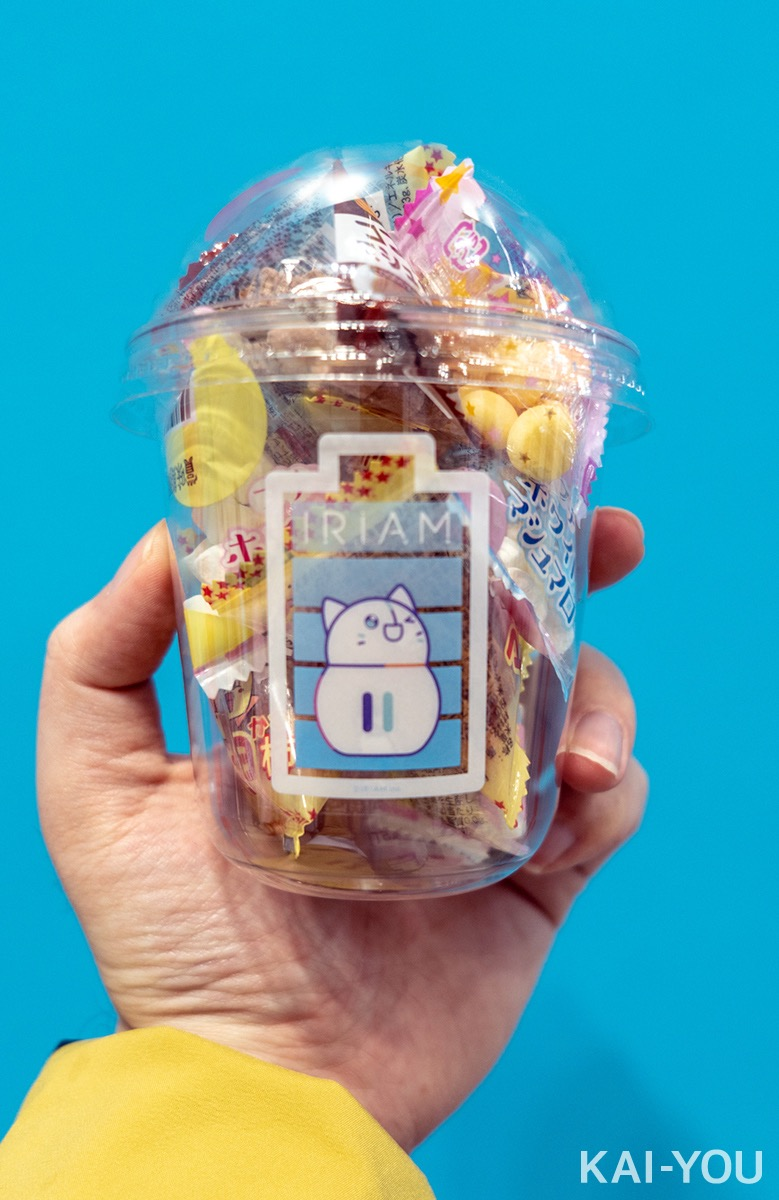 カップにパンパンのお菓子をゲット／撮影は編集部