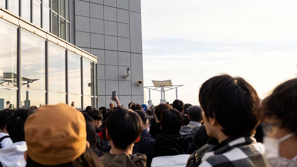 この人垣の先には…？