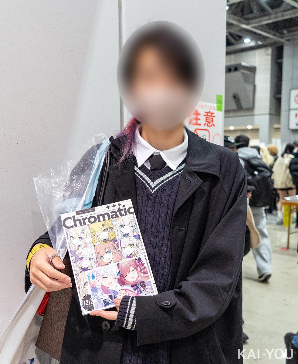 さいねさんが頒布した同人誌を手にしたAさん／撮影、ぼかしは編集部