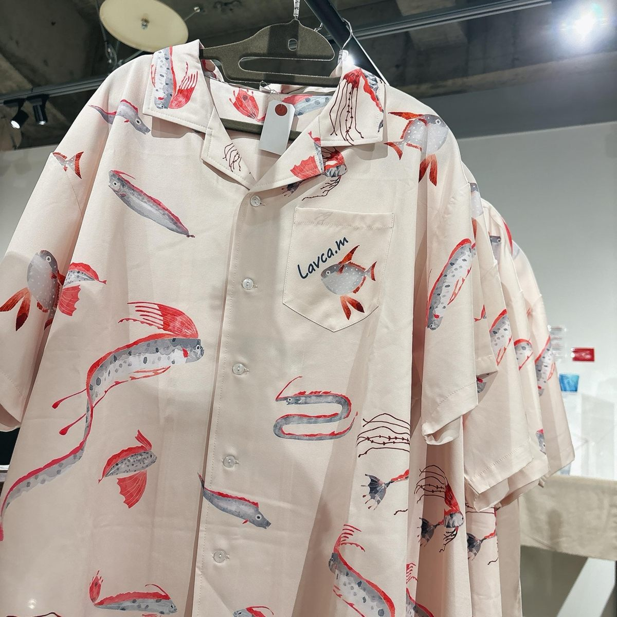 ポケットのアカマンボウとブランドロゴがアクセント