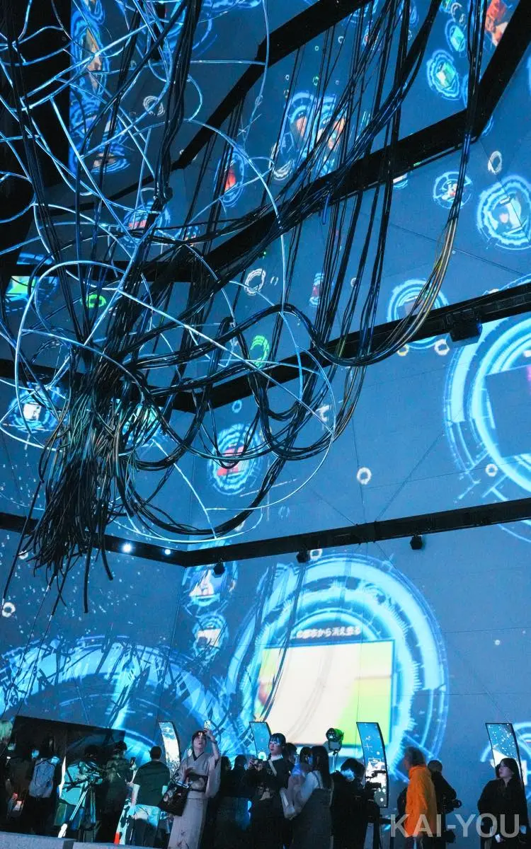 天井から垂れ下がる無数のケーブル