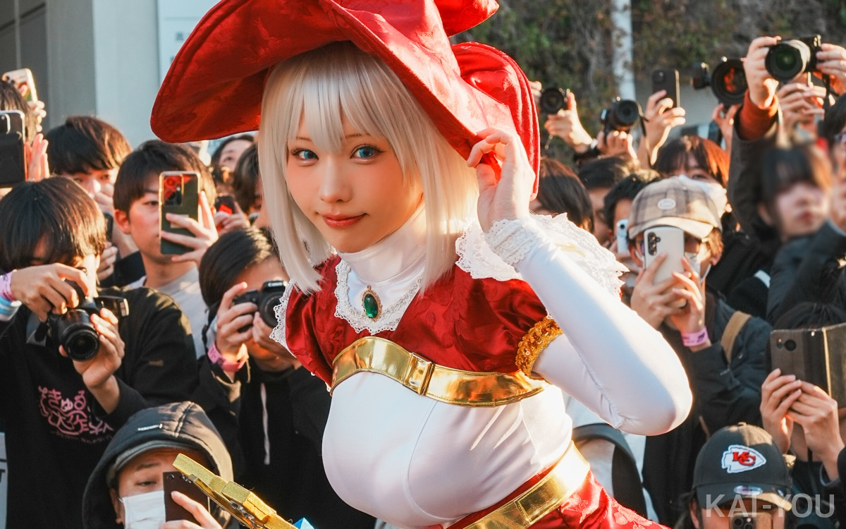 ポーズを決めるえなこさん