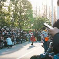 えなこさんの通る道が光で照らされていました