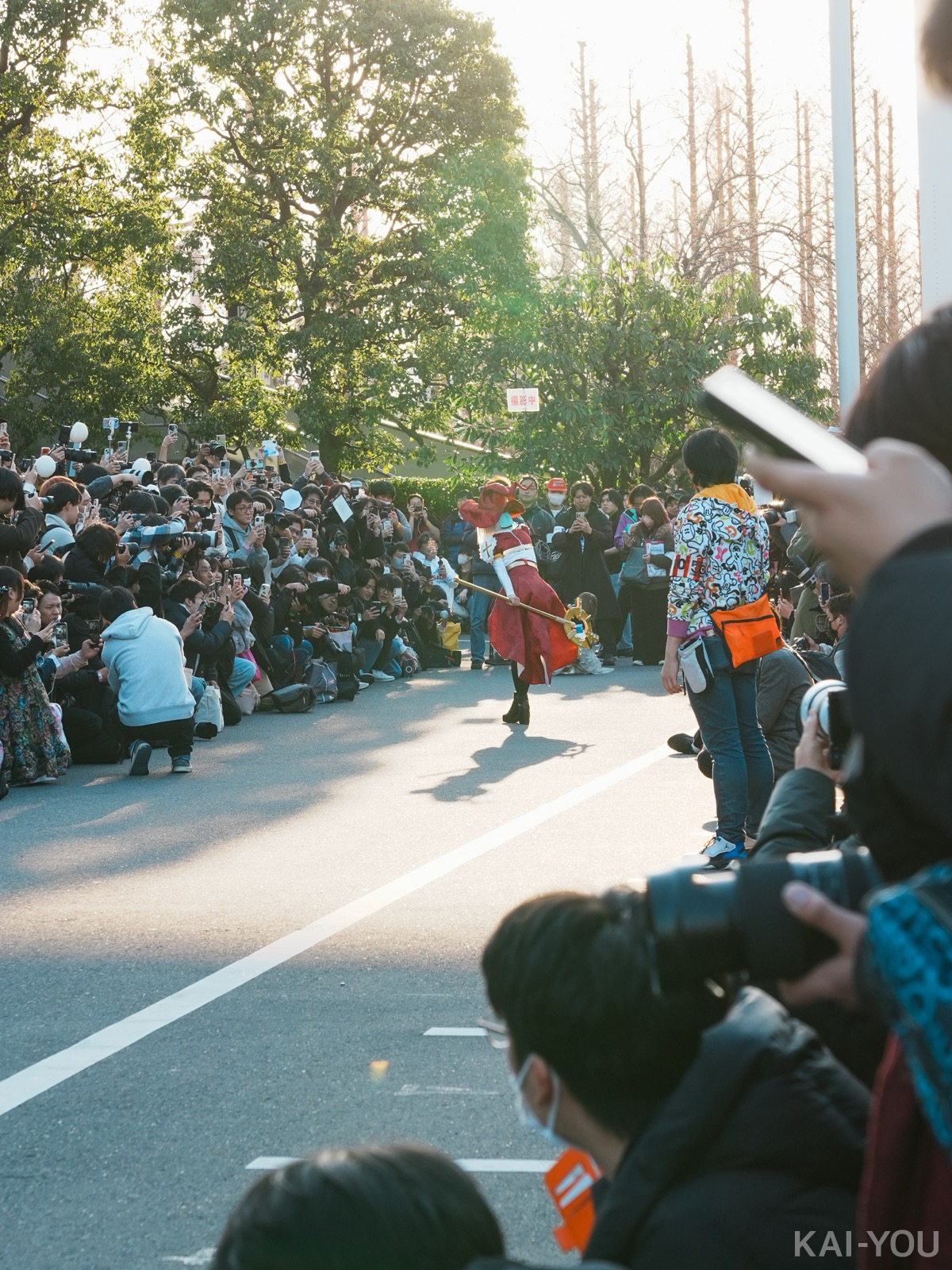 えなこさんの通る道が光で照らされていました