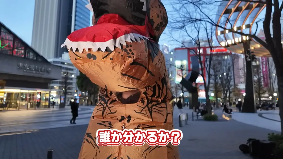 ティラノサウルスの着ぐるみに身を包んだスタンミさん