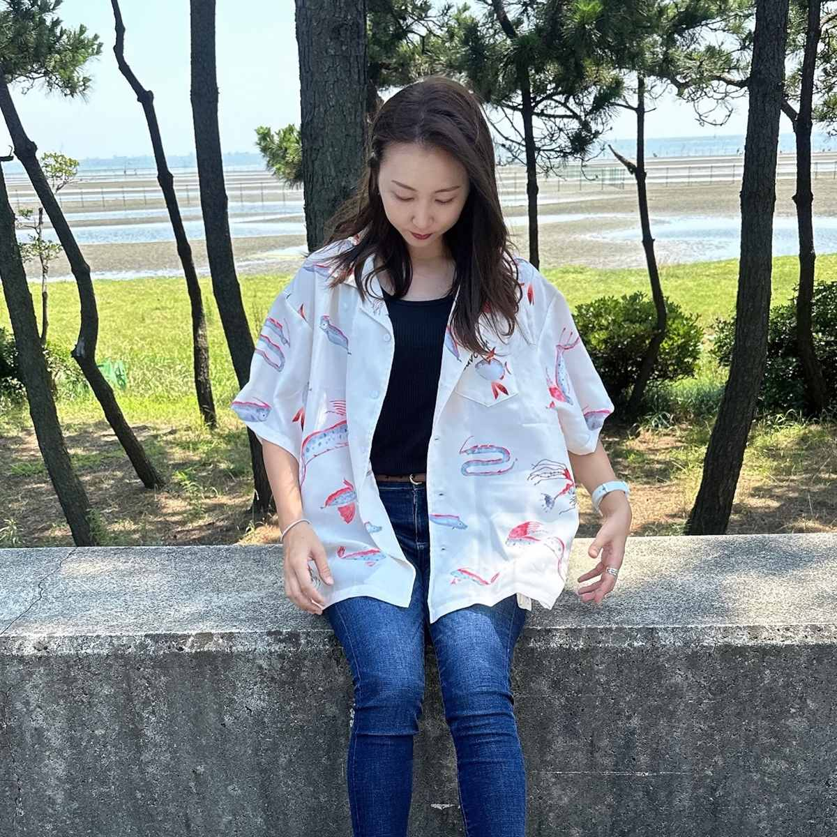 デニムとのコントラストも鮮やかな配色