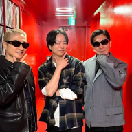 左よりVERBALさん、櫻井翔さん、☆Taku Takahashiさん