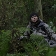 森に迷い込む若い男を演じる黒崎煌代さん