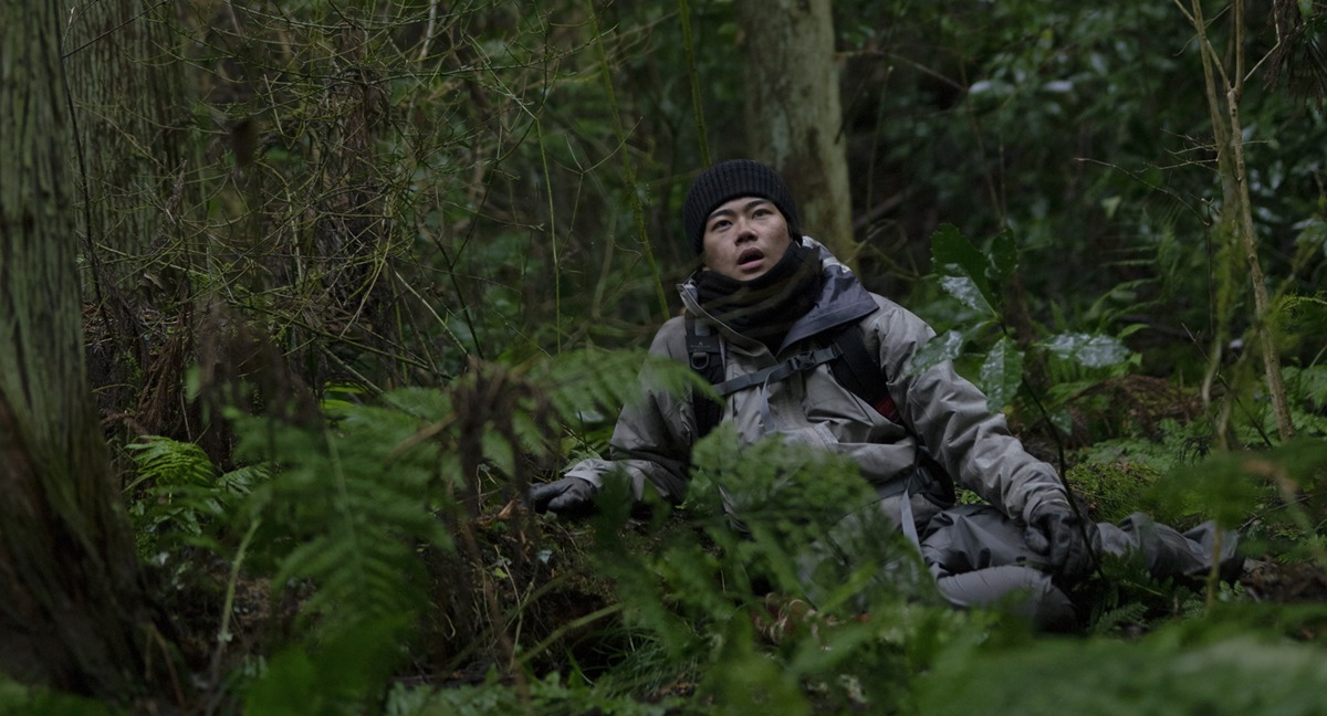 森に迷い込む若い男を演じる黒崎煌代さん