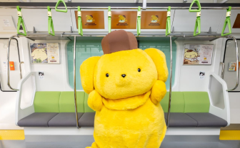 ポムポムプリンがJR山手線をジャック！ 車両が癒したっぷりのプリン空間に