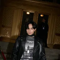 黒のレザージャケットにチェックのパッチワークバギーパンツを合わせたスタイルの中島健人さん