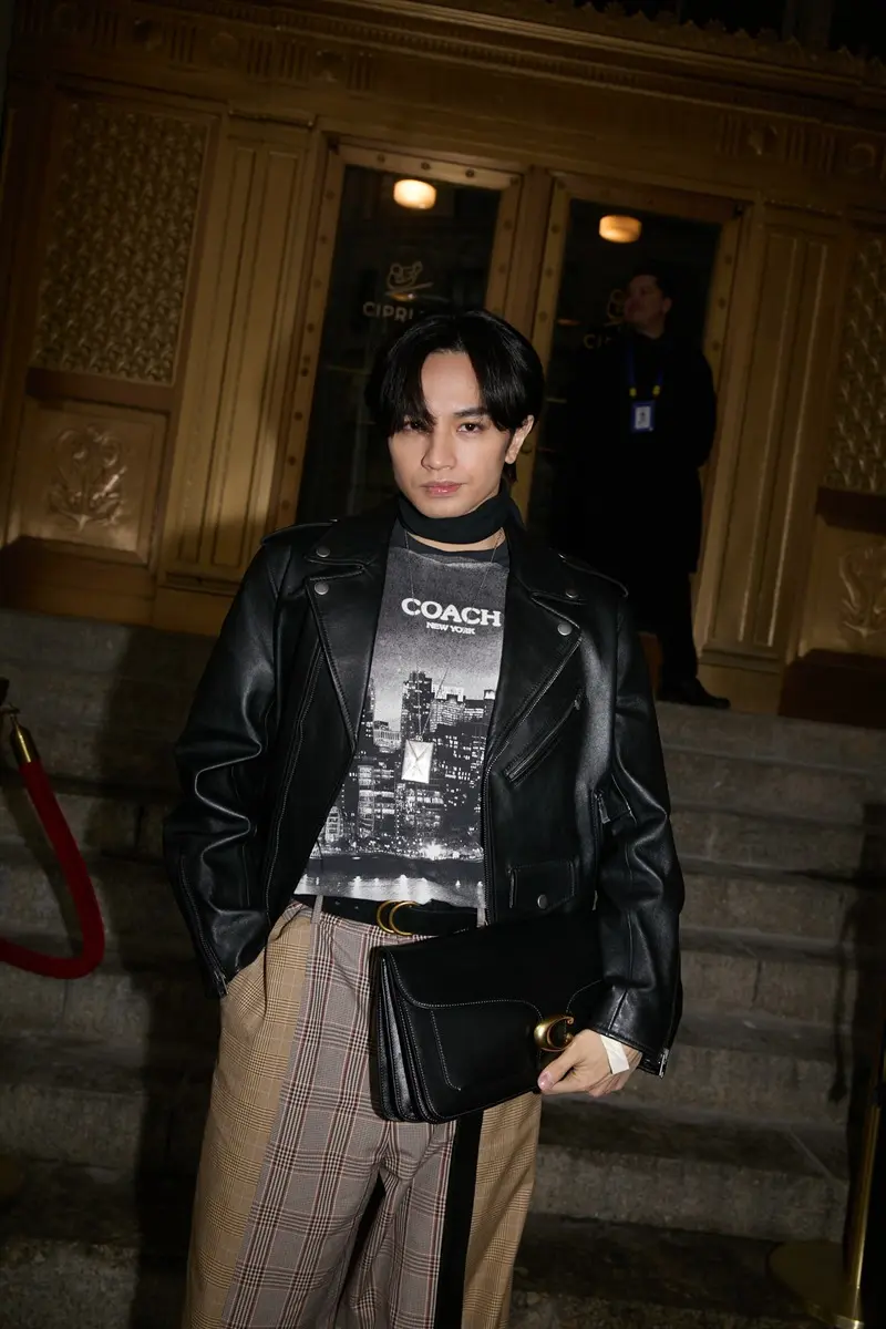 黒のレザージャケットにチェックのパッチワークバギーパンツを合わせたスタイルの中島健人さん