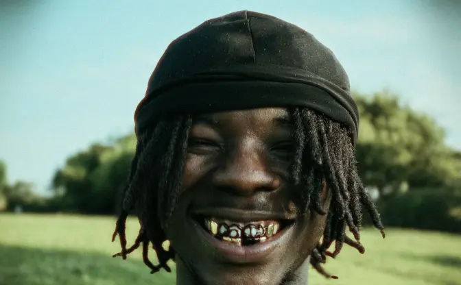 ガーナ出身ラッパーC6ix、Jinmenusagiを迎えた新曲「Kyukyusha」をリリース