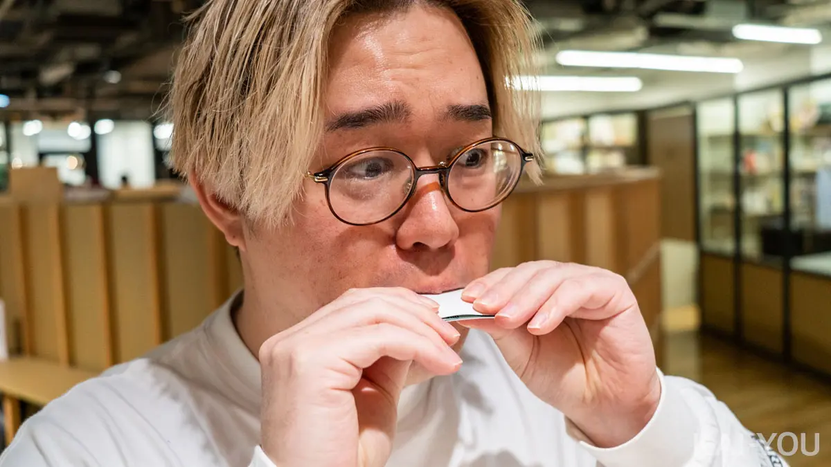 「ENERGY ARTS（エナジーアーツ）」を試食する筆者・コバヤシ-2