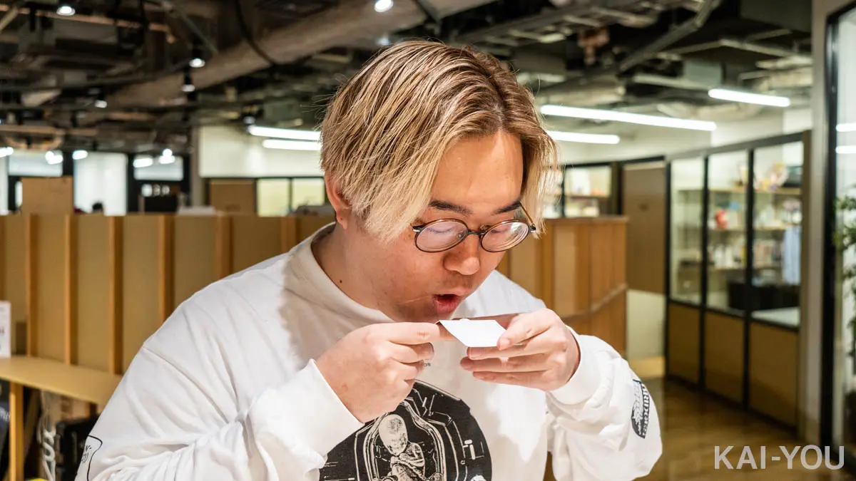 「ENERGY ARTS（エナジーアーツ）」を試食する筆者・コバヤシ-1