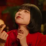 CMで「クリームブリュレホットドーナツ」を堪能するあのさん