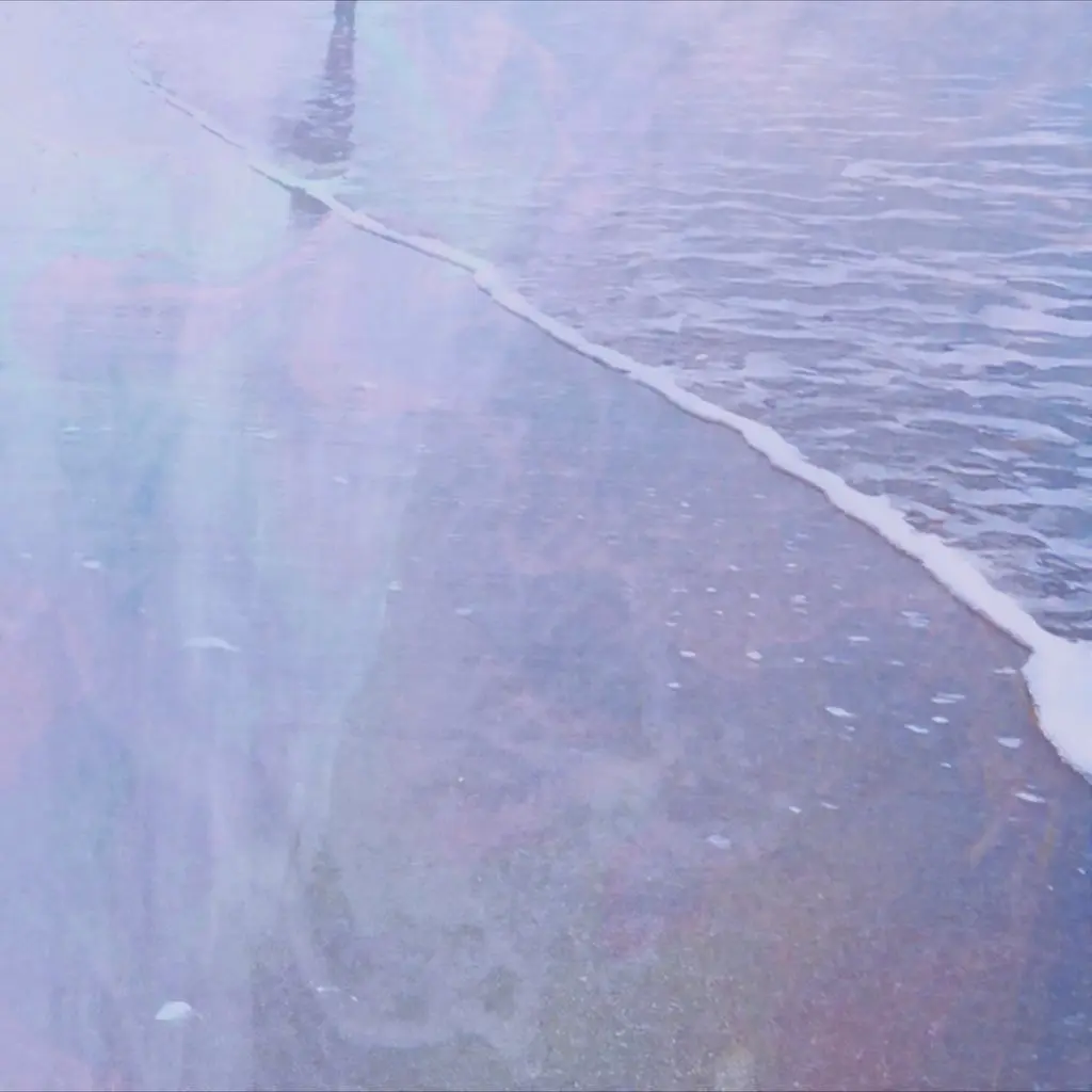 yi「Walker by the shore」