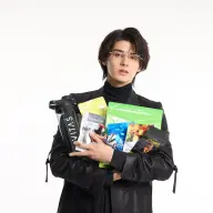 VITASの製品を抱えるスタンミじゃぱんさん／画像は<a href="https://x.com/sutanmiJPN/status/1906979856833003939" target="_blank">本人の公式X</a>から