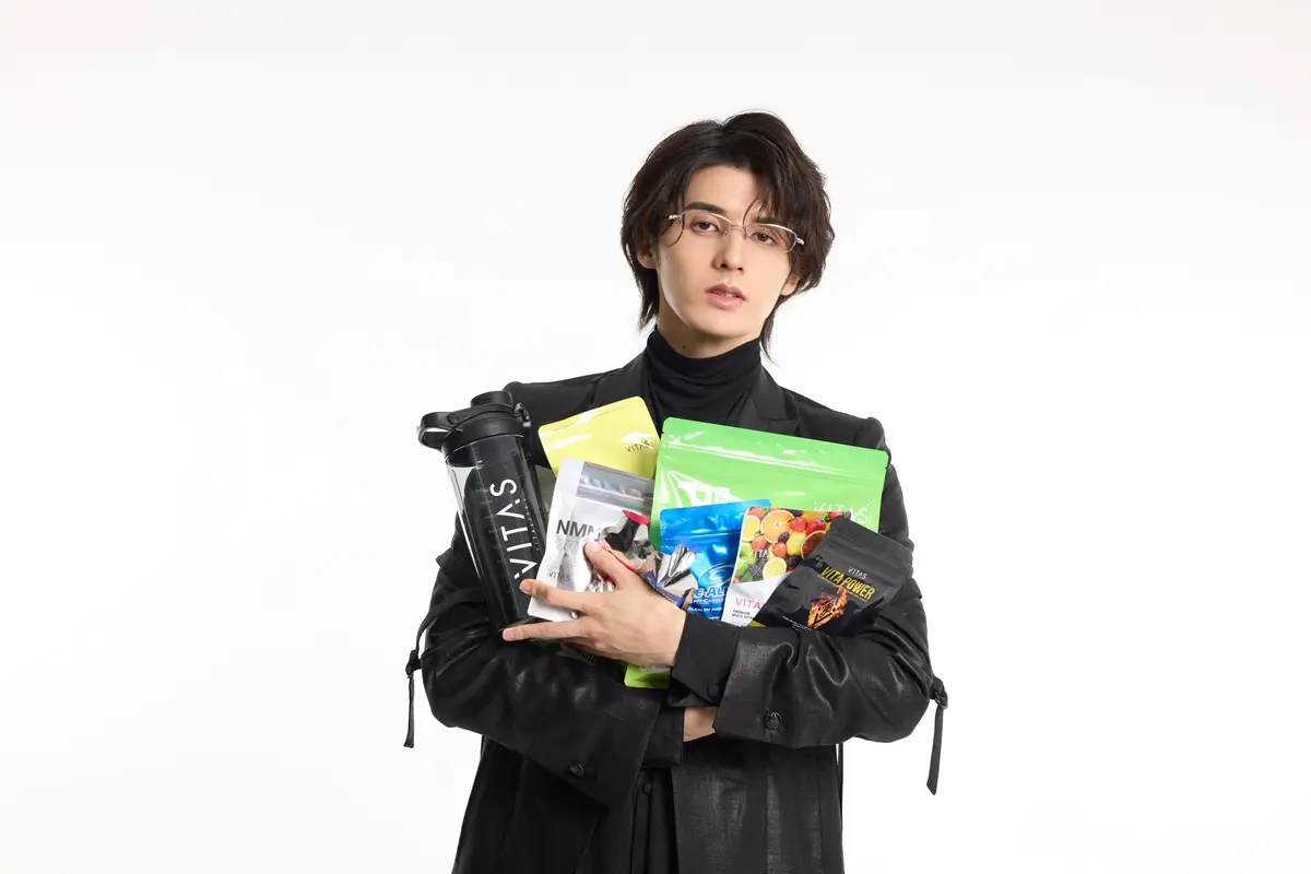 VITASの製品を抱えるスタンミじゃぱんさん／画像は<a href="https://x.com/sutanmiJPN/status/1906979856833003939" target="_blank">本人の公式X</a>から