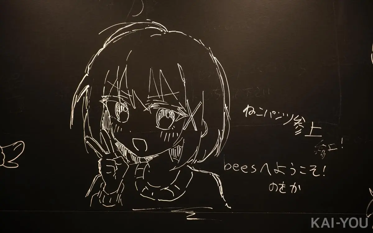 スタジオ内の壁には落書きも