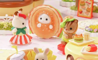 シルバニアファミリーの赤ちゃん、なぜかハンバーガーにめり込んでしまう