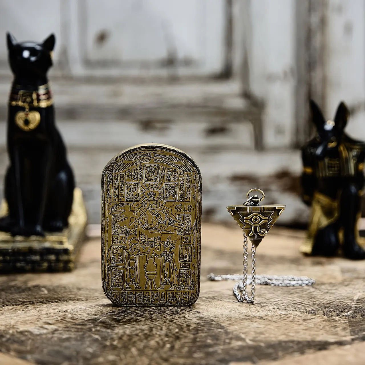 ペーパーウェイト／6,820円（税込）　懐中時計／18,700円（税込）