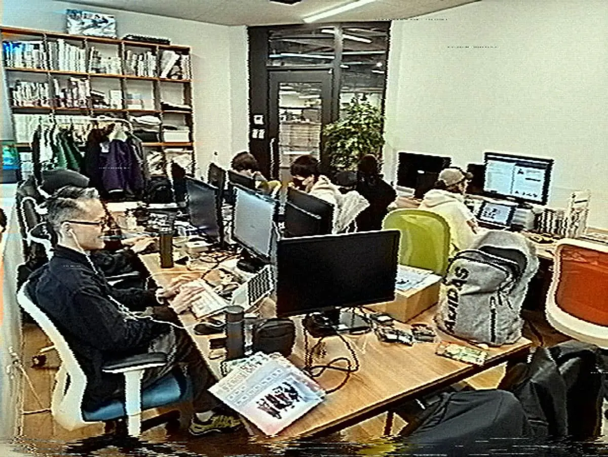 この散らかり具合も、レトロな画質になったら、昔はおおらかな時代だったよな……と許されそうな気がしなくもない