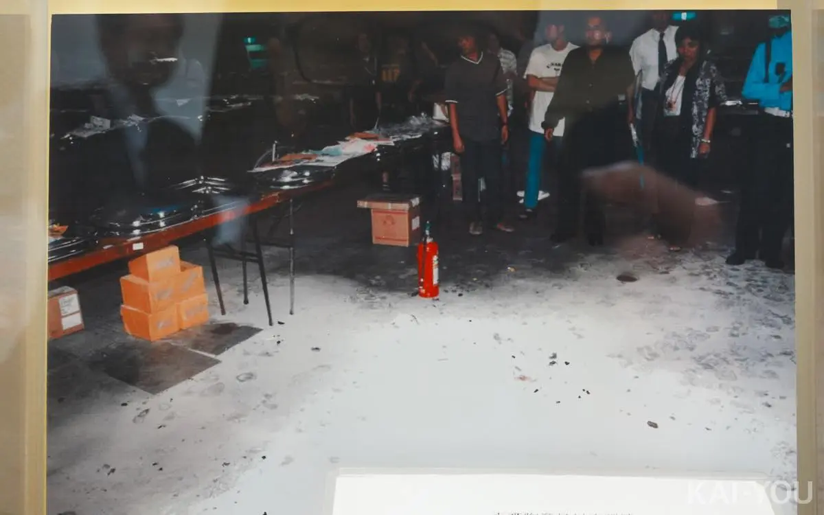放火事件当時の現場写真も展示