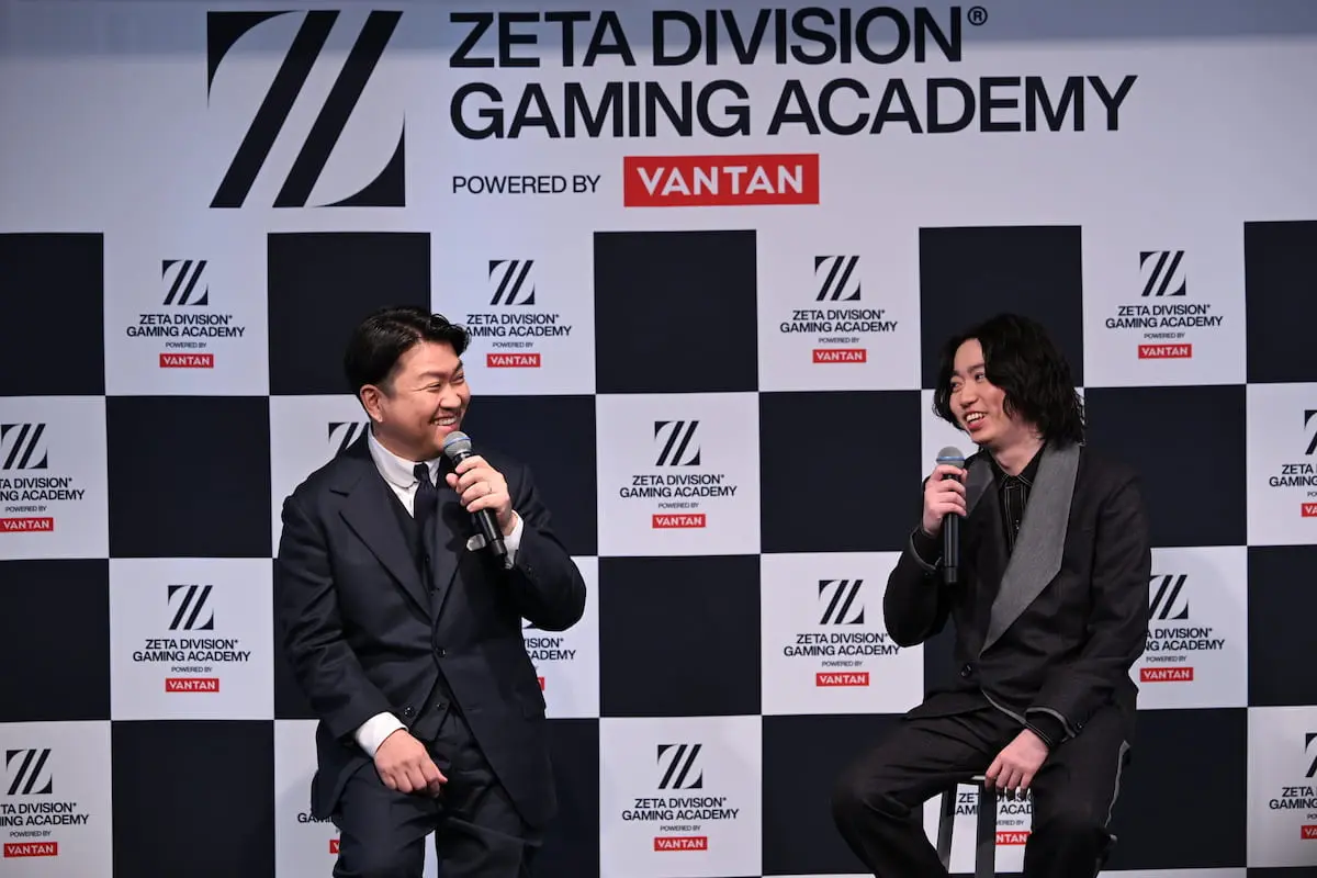 6~7年間のeスポーツ産業の変化なども振り返りつつ、和やかに言葉を交わす西原大輔さんとcrowさん