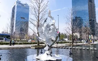 米山舞、巨大彫刻と新作イラストをグランフロント大阪で展示