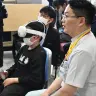 小児がん患者によるコンテンツ体験の様子（画像右：広島大学病院 佐伯教授）