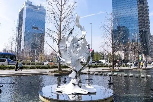 米山舞、巨大彫刻と新作イラストをグランフロント大阪で展示