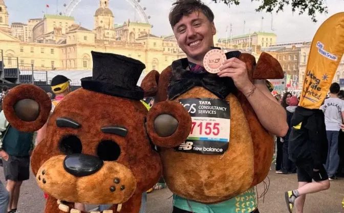 ゲーム実況者、ホラーゲームの着ぐるみ姿でロンドンマラソン完走　冷やかし……ではなくチャリティー