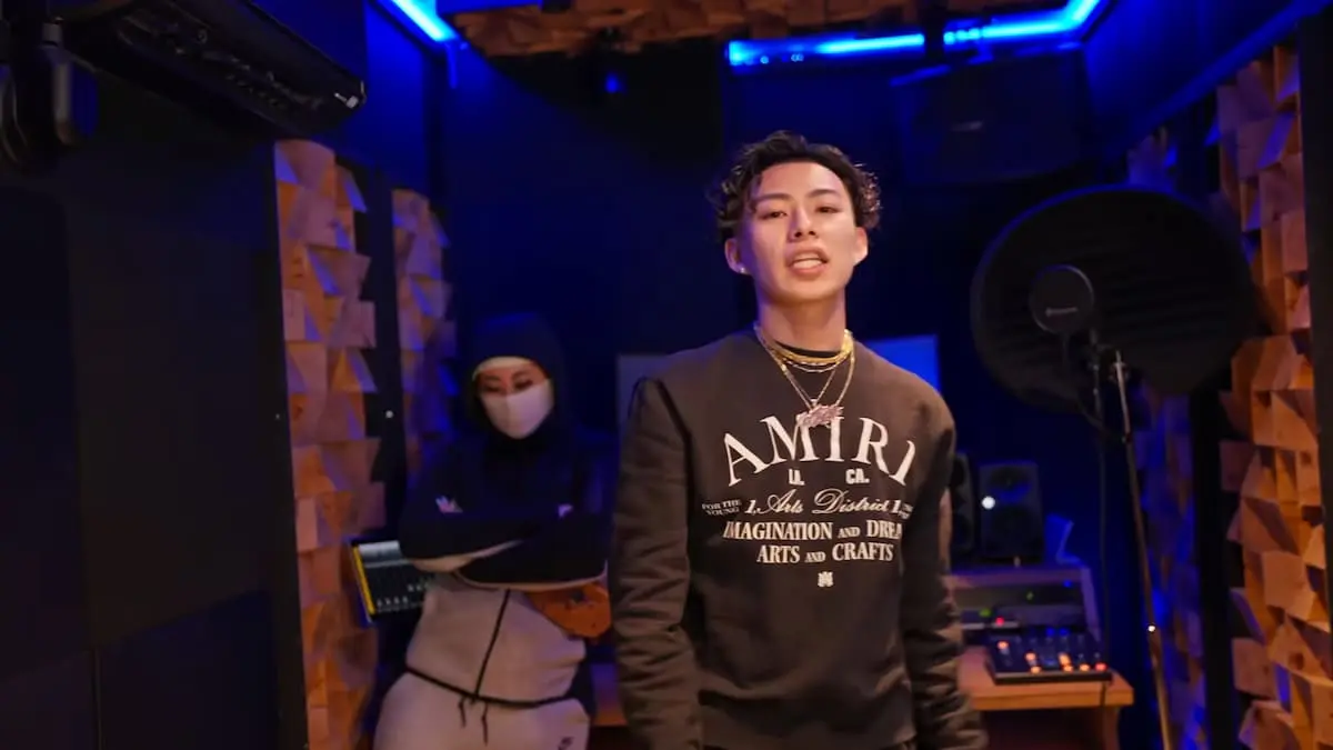 「RAPSTAR DIS 2 Remix」MVにおけるTee Shyneさん（画像右）とBIBIONATRACKさん（画像左）／画像はMVから
