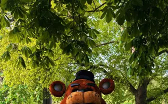 ホラゲー『Five Nights at Freddy’s』の着ぐるみ姿でロンドンマラソンを完走する人物現る