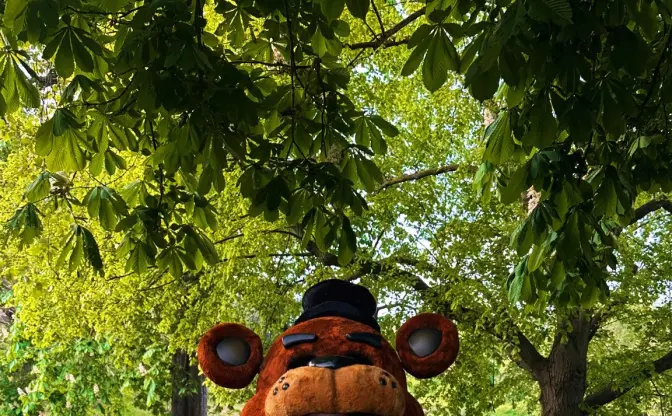 ホラゲー『Five Nights at Freddy’s』の着ぐるみ姿でロンドンマラソンを完走する人物現る