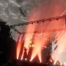 屋外ステージでは背後のビルが爆風で吹き飛ぶ