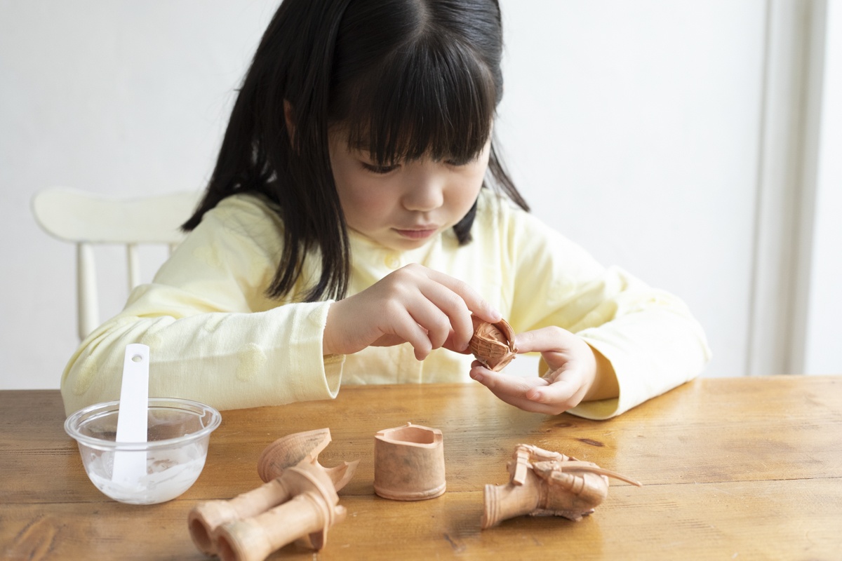 パーツの組み立てには安全なでんぷんのりを使用。