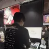 ブースで「Mio.2」を体験プレイするおにやさん
