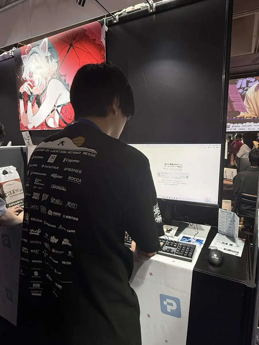 ブースで「Mio.2」を体験プレイするおにやさん