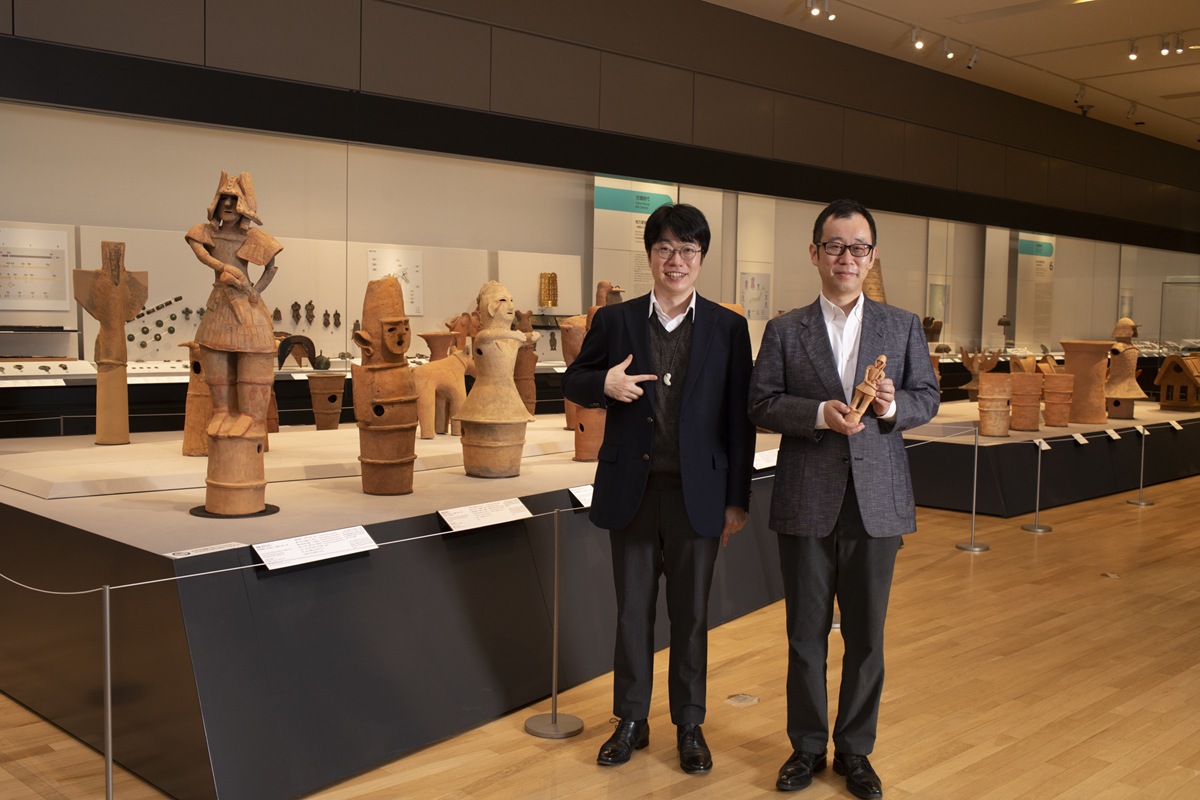 監修の東京国立博物館の考古室長 河野正訓さん（右）と、考古室主任研究員の山本亮さん。