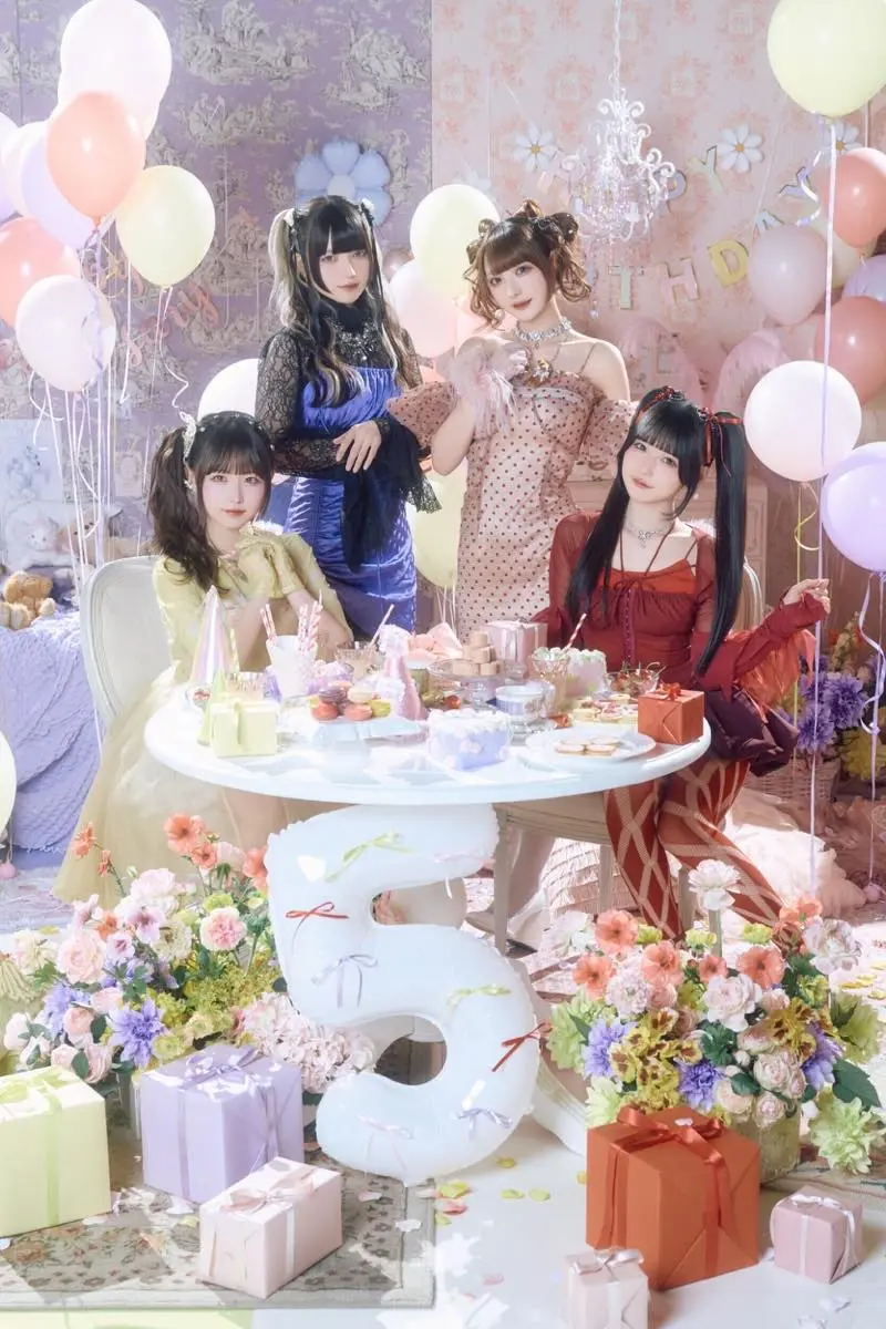 フォトブック『きゅるりんってしてみて 5th Anniversary Photobook カワイイ・リアリズム』©KADOKAWA／写真：藤城貴則