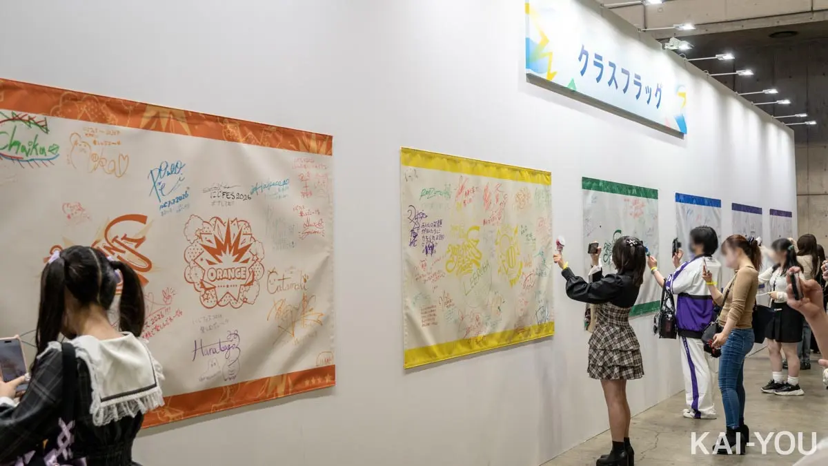 展示物の前では、来場者の多くがパペットやアクリルスタンドの撮影を行なっていた