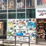 「ドラゴンクエスト」仕様にラッピングされる原宿店